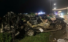 Tai nạn liên hoàn giữa 3 ô tô, một xe bẹp dúm, tài xế bị thương nặng