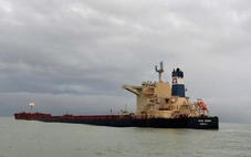 Tàu chở 175.000 tấn quặng sắt mắc cạn ở Dung Quất, nguy cơ chìm, tràn dầu