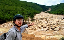 Cận cảnh hồ chứa nước trên núi bị vỡ càn quét hoa màu, nhà cửa của người dân