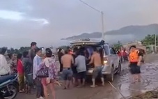 Cả gia đình bị lũ cuốn, bé gái tử vong, cha mẹ may mắn thoát nạn