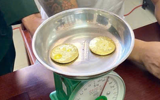 Khởi tố tài xế giấu 2 miếng vàng 'tròn như mặt trời' chở về Việt Nam