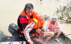 Mưa ngớt, lũ rút chậm, Gia Lai giữ dân ở nơi sơ tán vì lo lũ lên lại