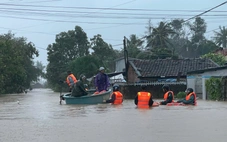 Lũ vượt đỉnh hơn 1m, hàng vạn người cầu cứu, các lực lượng căng mình cứu dân