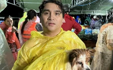 Miền Trung mưa như trút nước: Cứu người đàn ông cầm cự bằng nước suối hai ngày qua