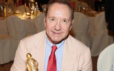 Kevin Spacey sống vô gia cư sau 7 năm vướng bê bối quấy rối tình dục