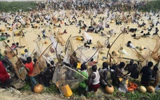 Sự thật về video mô tả đám đông người dân Sudan lao xuống sông để thoát nạn diệt chủng