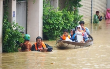 Người dân vùng lũ Nha Trang: Thấy ca nô tới mừng phát khóc sau đêm co ro, run rẩy trên mái nhà