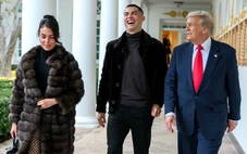 Ronaldo cùng hôn thê thảnh thơi dạo bước với ông Trump