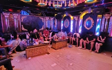3 quán karaoke ở Hà Nội chứa chấp sử dụng ma túy, gần 100 người liên quan, thu nhiều súng đạn