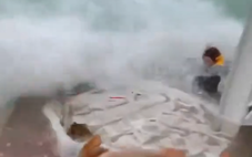 Một con tàu bị sóng đánh dữ dội ở Thái Bình Dương?