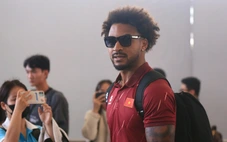 Tuyển Việt Nam về nước, tạm biệt HLV Kim Sang Sik ở sân bay