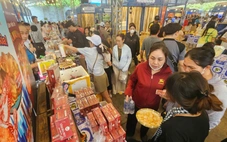 TP.HCM: Khách ùn ùn đến mua cua Cà Mau ở lễ hội, người bán bất ngờ vì 'hàng lên là hết'