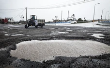 Tuyến quốc lộ nối Bình Định và Phú Yên đầy ổ gà, ổ voi sau mưa lũ