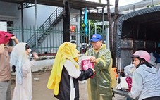 Quà cứu trợ của Tuổi Trẻ đã đến tay dân vùng bị lũ cô lập ở Bắc Nha Trang