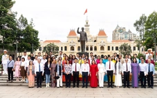 Đại biểu Liên hoan phim Việt Nam dâng hoa tại công viên Tượng đài Bác Hồ