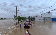 Đoàn xe Bí thư Đắk Lắk lập 'hàng rào' chắn sóng, mở đường cứu dân bị cô lập