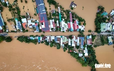 Nhìn bà con vùng lũ lụt mà lòng như lửa đốt, 'thương quá đồng bào ơi'!