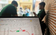 Bitcoin rớt giá mạnh, chứng khoán đỏ rực: kẻ tháo chạy, người liều bắt đáy