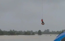 Dùng máy bay không người lái cứu người bị lật thuyền giữa lũ