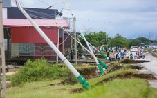 Lũ rút, đường ở Ninh Thuận cũ lộ ra nhiều đoạn gãy, trụ điện đổ la liệt