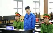 Ghen tuông tình ái, dùng 2 dao Thái Lan đâm bạn gái gãy cán dao