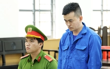 Ghen tuông tình ái, dùng 2 dao Thái Lan đâm bạn gái gãy cán dao