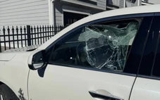 Lan truyền video đặc vụ biên phòng Mỹ dùng súng đập vỡ kính ô tô để bắt người