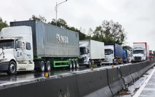 Quốc lộ 1 từ Sông Cầu đến Tuy An kẹt nghiêm trọng, hàng ngàn xe 'chôn bánh'