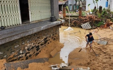 Lũ khốc liệt ở xã Tuy An Bắc, cuốn trơ móng nhà, phá nát tường