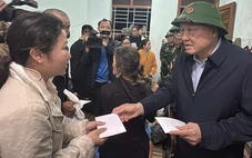 Phó Thủ tướng Nguyễn Hòa Bình thăm bà con vùng rốn lũ Đông Hòa