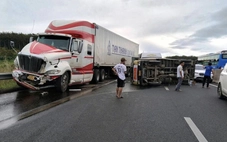 Xe cứu trợ đồng bào vùng lũ ở Phú Yên lật ngang trên cao tốc Phan Thiết - Dầu Giây