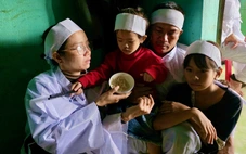 3 mẹ con kêu cứu giữa đêm, ông nội lội nước sang cứu bị lũ cuốn