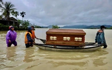 Những chuyến tiễn đưa đầy nước mắt ở vùng lũ