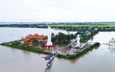 Nông dân miền Tây chở khách tham quan đồng nước nổi bằng vỏ lãi