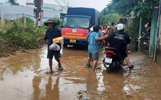 Báo Tuổi Trẻ trao quà cứu trợ đến người dân ở Tây Nha Trang