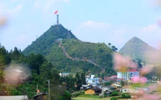 Lý do tạm dừng xe chở khách lên cột cờ Lũng Cú