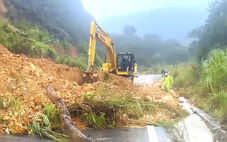 Đèo Khánh Lê chưa thể thông xe, nguy cơ sạt lở bất cứ lúc nào