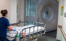 Không có chuyện bệnh nhân và bình oxy bị hút vào máy chụp MRI như video lan truyền