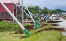 Lũ rút, đường ở Ninh Thuận cũ lộ ra nhiều đoạn gãy, trụ điện đổ la liệt