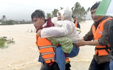 Chạy đua từng phút cứu bà con trong tâm lũ