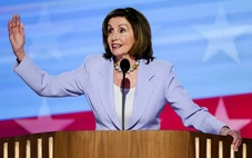 Bàn tay sắt của bà Nancy Pelosi trong găng tay Gucci