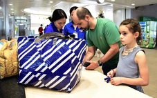 Người Việt, người nước ngoài chung tay 'gửi yêu thương' đến bà con vùng lũ