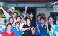 Những tình nguyện viên TP.HCM làm việc trong đêm ở điểm tiếp nhận giúp đồng bào vùng lũ