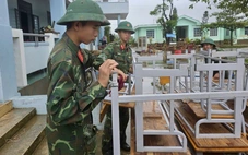 Xã Hòa Thịnh gượng dậy sau lũ, dân quân chung tay dọn dẹp nhà cửa, trường lớp