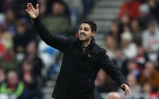 Ác mộng trở lại với Arsenal