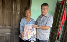 Tuổi Trẻ tiếp tục trao 100 phần quà khẩn cấp cho rốn lũ Đông Hòa