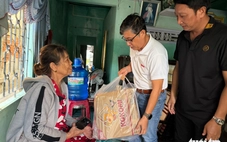 Tuổi Trẻ tiếp tục trao 100 phần quà khẩn cấp cho rốn lũ Đông Hòa