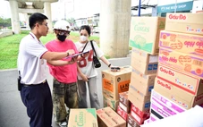 Bạn trẻ rủ nhau đi siêu thị mua quà cứu trợ, làm tình nguyện viên giúp đỡ đồng bào miền Trung