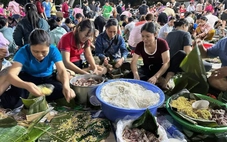 Hàng trăm người xuyên đêm gói bánh chưng, bánh tét gửi đồng bào vùng lũ