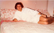 Xác minh bức ảnh ông Trump mặc áo choàng tắm nằm trên giường giữa ồn ào vụ hồ sơ Epstein